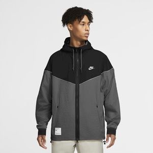 Nike Windbreaker Size Medium CW5394-068